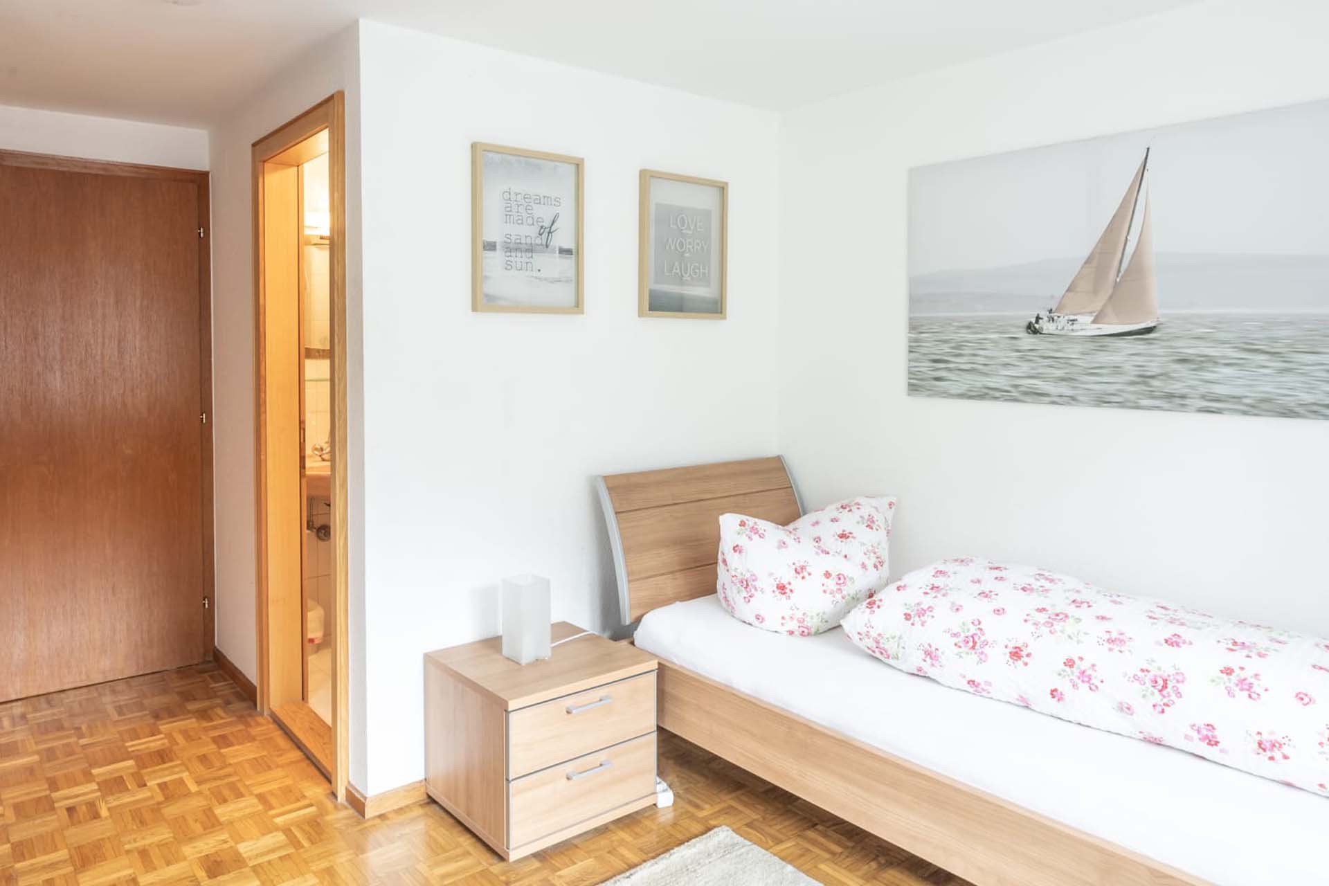 Zimmer für Außendienstler mit Flat-TV