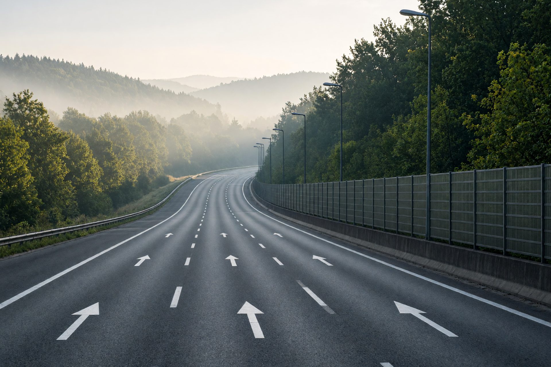 Autobahn durch ein bewaldetes Tal