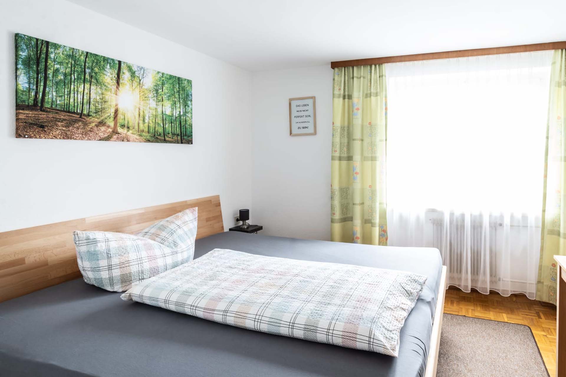 Zimmer mit Schreibtisch