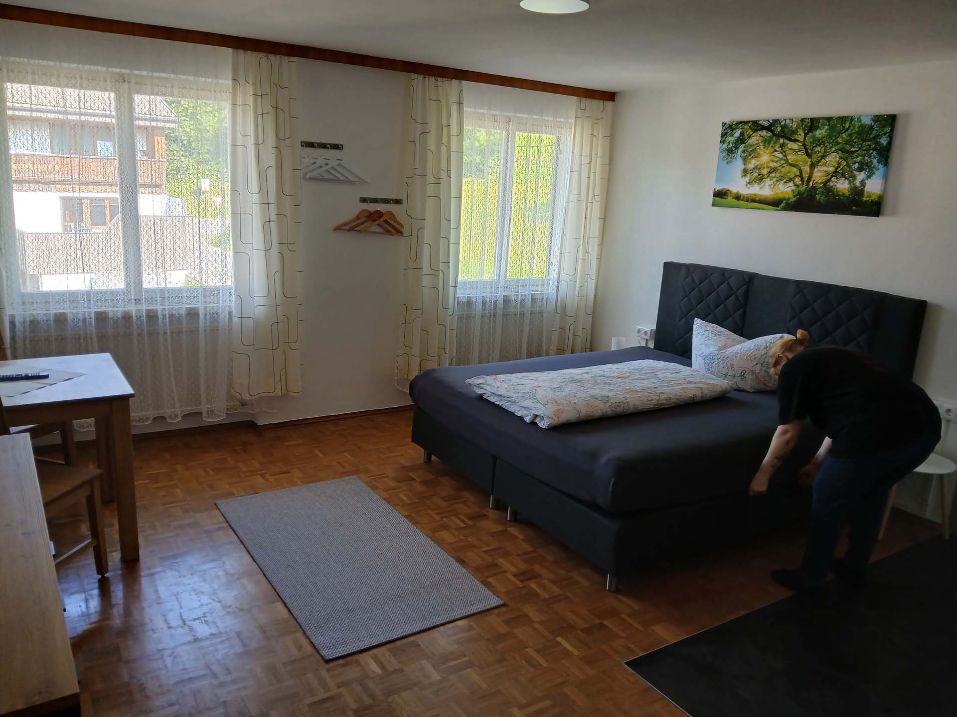 Zimmer mit Frühstückstisch