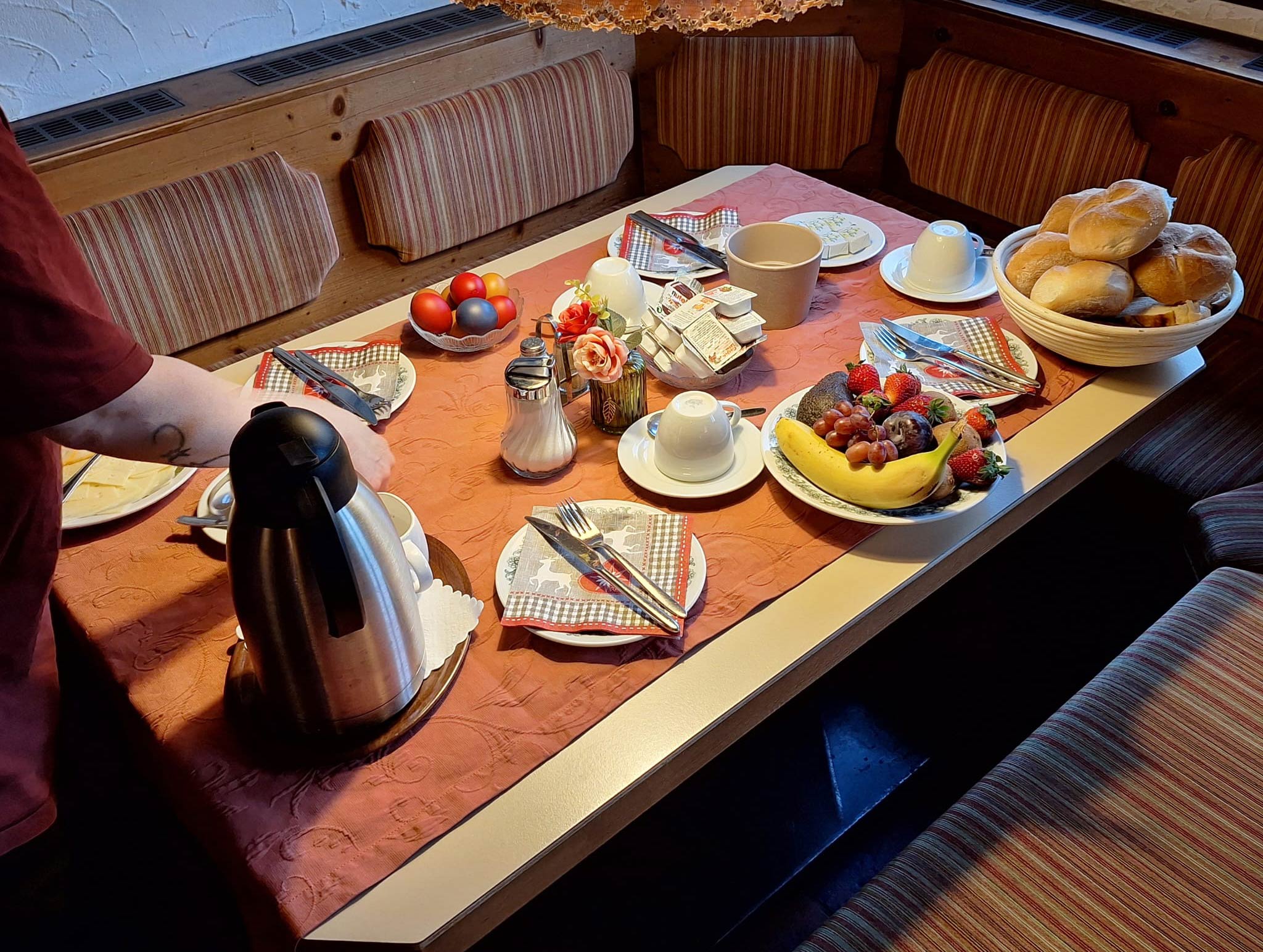 Gedeckter Frühstückstisch in der Pension Stein
