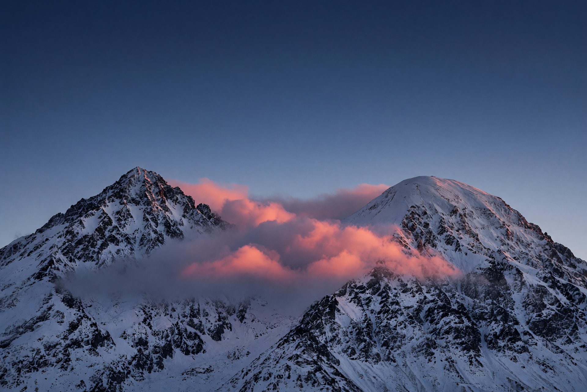 Schneebedeckte Berggipfel in der Abenddämmerung