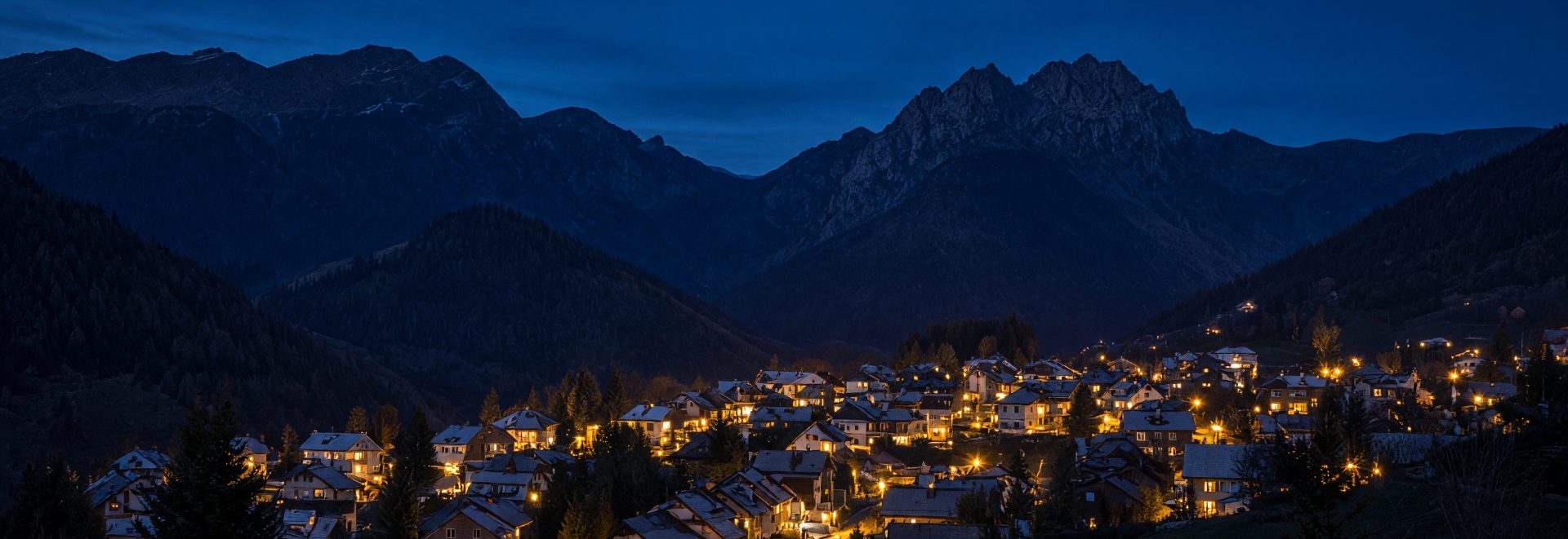 Ort im Tal bei Nacht