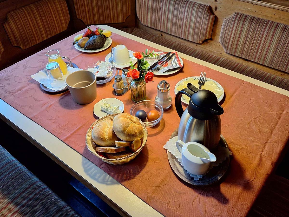 Gedeckter Frühstückstisch in der Pension Stein