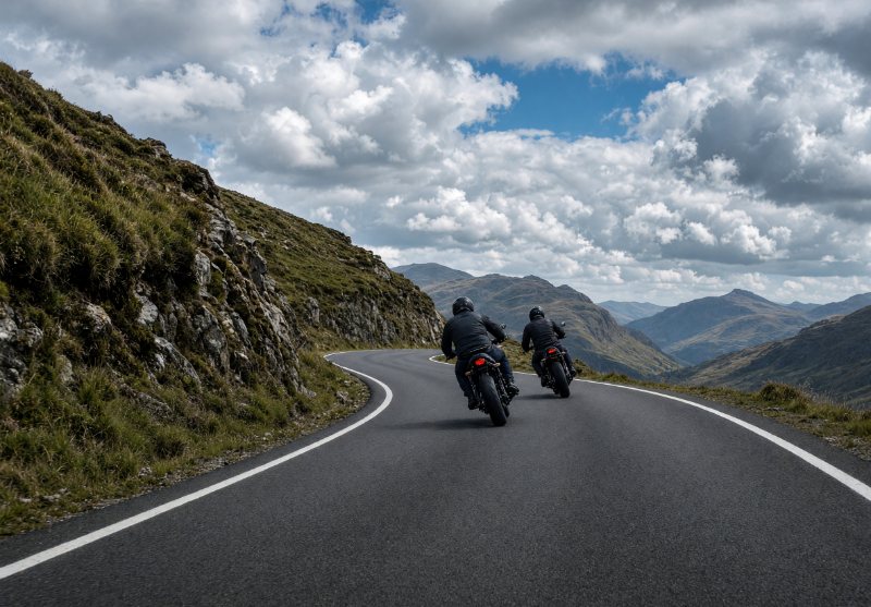 Motorradfahrer auf einer Bergstraße