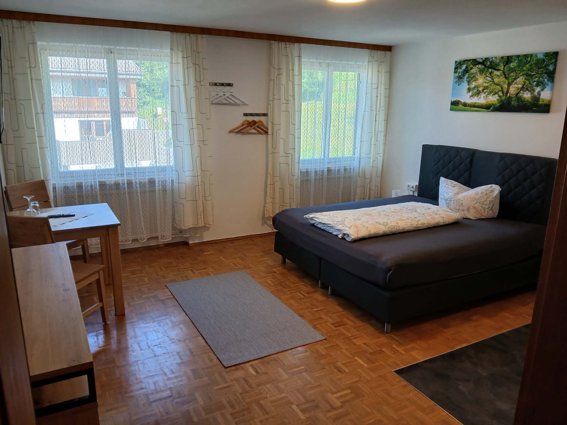Zimmer mit Schreibtisch und TV