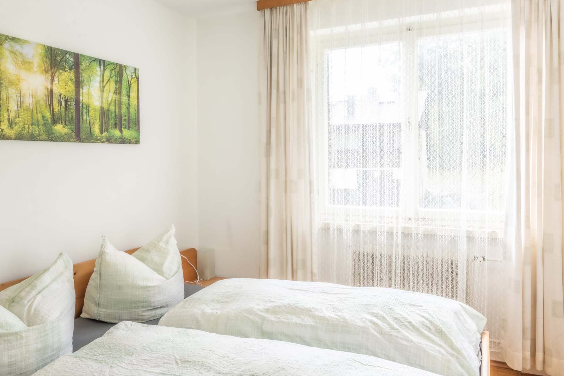 Helles Zimmer mit Holzmöbeln